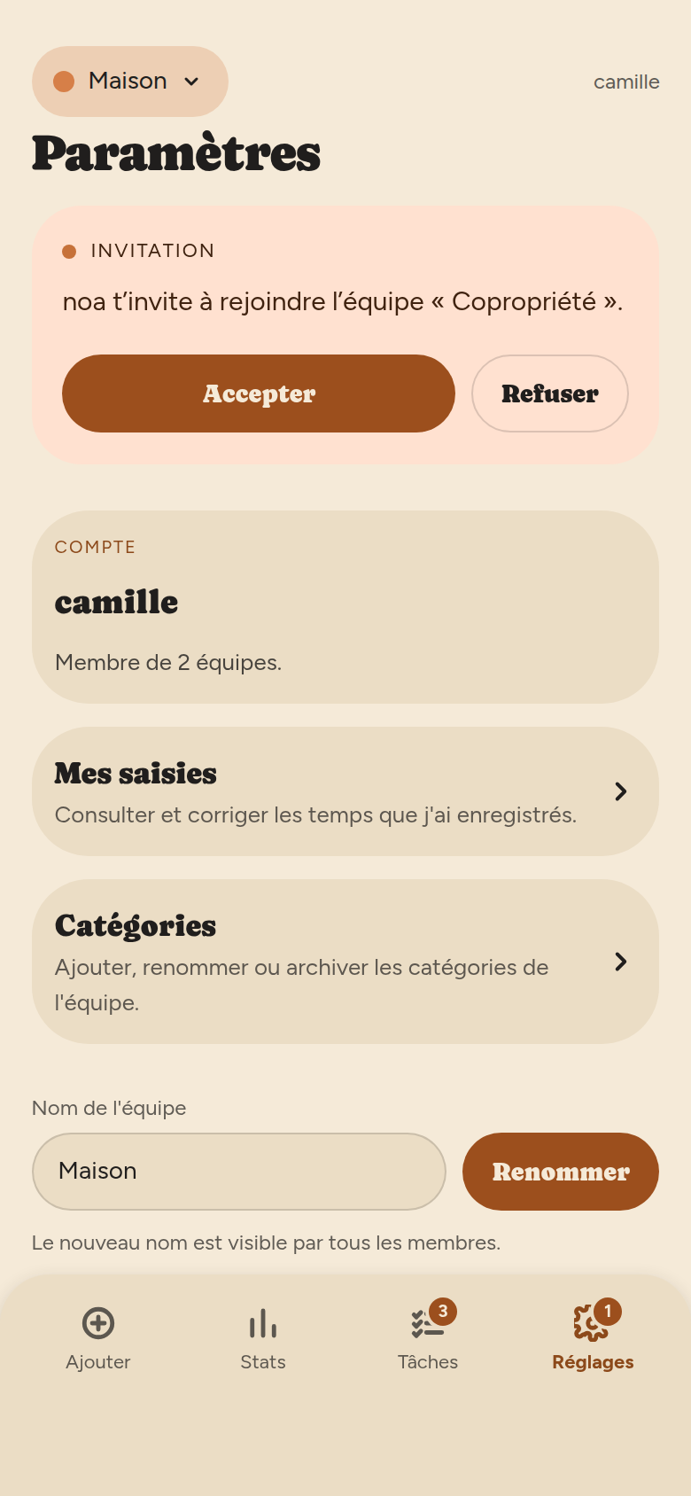 Écran Paramètres : carte d'invitation reçue avec Accepter et Refuser, carte Compte, raccourcis Mes saisies et Catégories, champ de renommage de l'équipe.